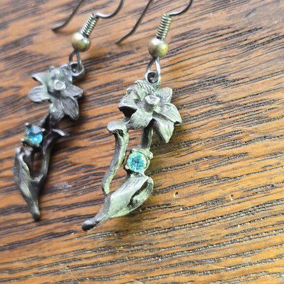 Vintage daffodil earrings with inset stone. - Picture 3 of 5